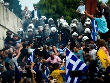 Βίντεο από την επίθεση αστυνομικών δυνάμεων εναντίον διαδηλωτών έξω από τη Βουλή